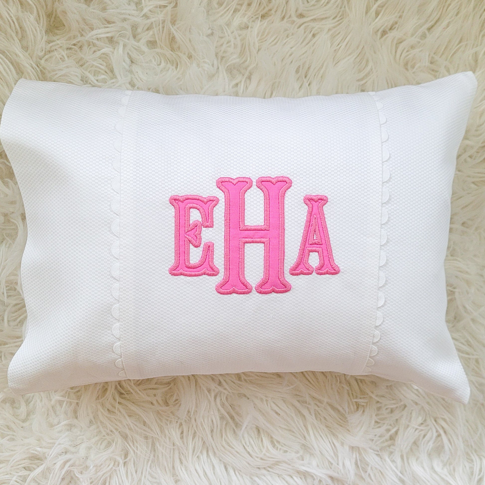 White Rik Rak / Applique Pillow – Gram and Grain